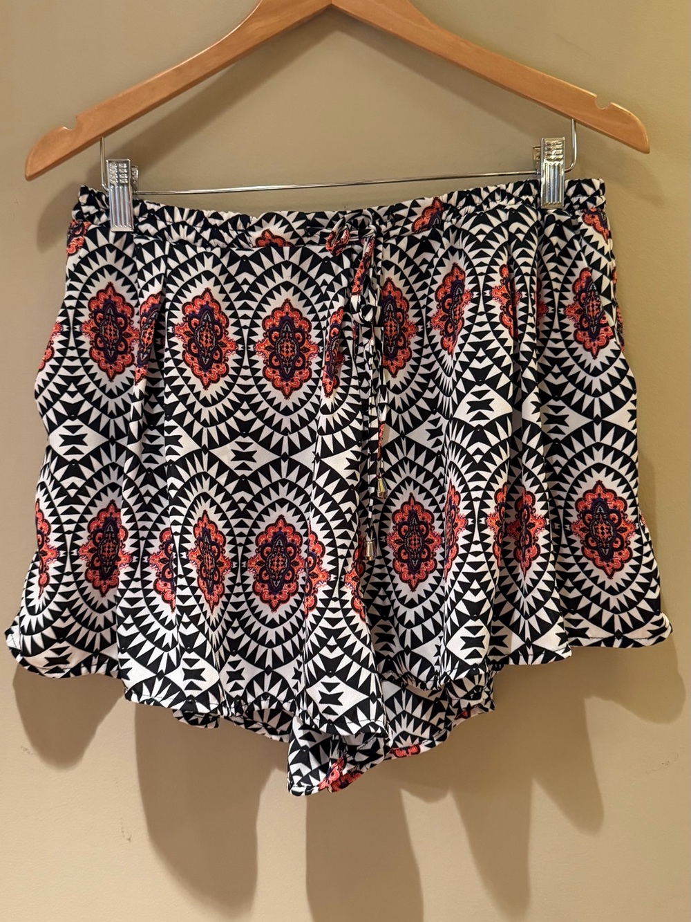 Romeo & Juliet Couture Black, White & Coral Printed Skort-Style Shorts Large